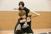 2人での殺陣稽古を行う北村諒と宮崎秋人。