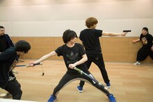 2人での殺陣稽古を行う北村諒と宮崎秋人。