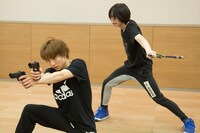 2人での殺陣稽古を行う北村諒と宮崎秋人。