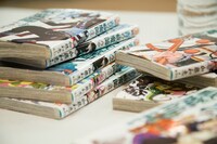 稽古場には「青の祓魔師」の単行本も。