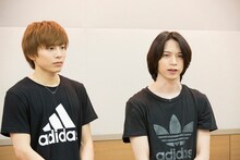 囲み取材の様子。（左から）宮崎秋人、北村諒。