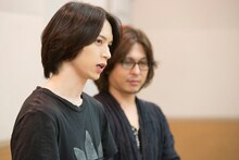 囲み取材の様子。（左から）北村諒、西田大輔。