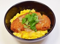 「LUNCHRUSHのメシ処謹製 出久が食べてるカツ丼」