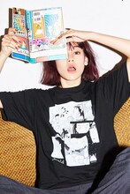 「【岡崎京子】X-girl×KYOKO OKAZAKI COMIC COLLAGE S/S BIG TEE」ブラックの着用イメージ。