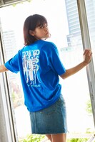 「【岡崎京子】X-girl×KYOKO OKAZAKI 3GIRLS S/S BIG TEE」ブルーの着用イメージ。