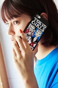 iPhoneカバー「【岡崎京子】X-girl×KYOKO OKAZAKI TOKYO GIRLS BRAVO MOBILE CASE for iPhone6」の使用イメージ。