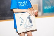 「【岡崎京子】X-girl×KYOKO OKAZAKI SAKAE 2WAY TOTE BAG」ホワイトの使用イメージ。