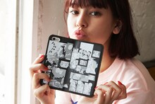 手帳型iPhoneケース「岡崎京子】X-girl×KYOKO OKAZAKI COMIC COLLAGE FLIP CASE」の使用イメージ。