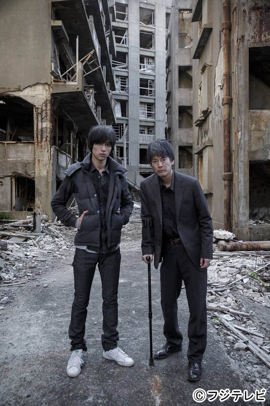 「モンタージュ 三億円事件奇譚」より、福士蒼汰演じる主人公・鳴海大和（左）と、唐沢寿明演じる父親・鳴海鉄也。