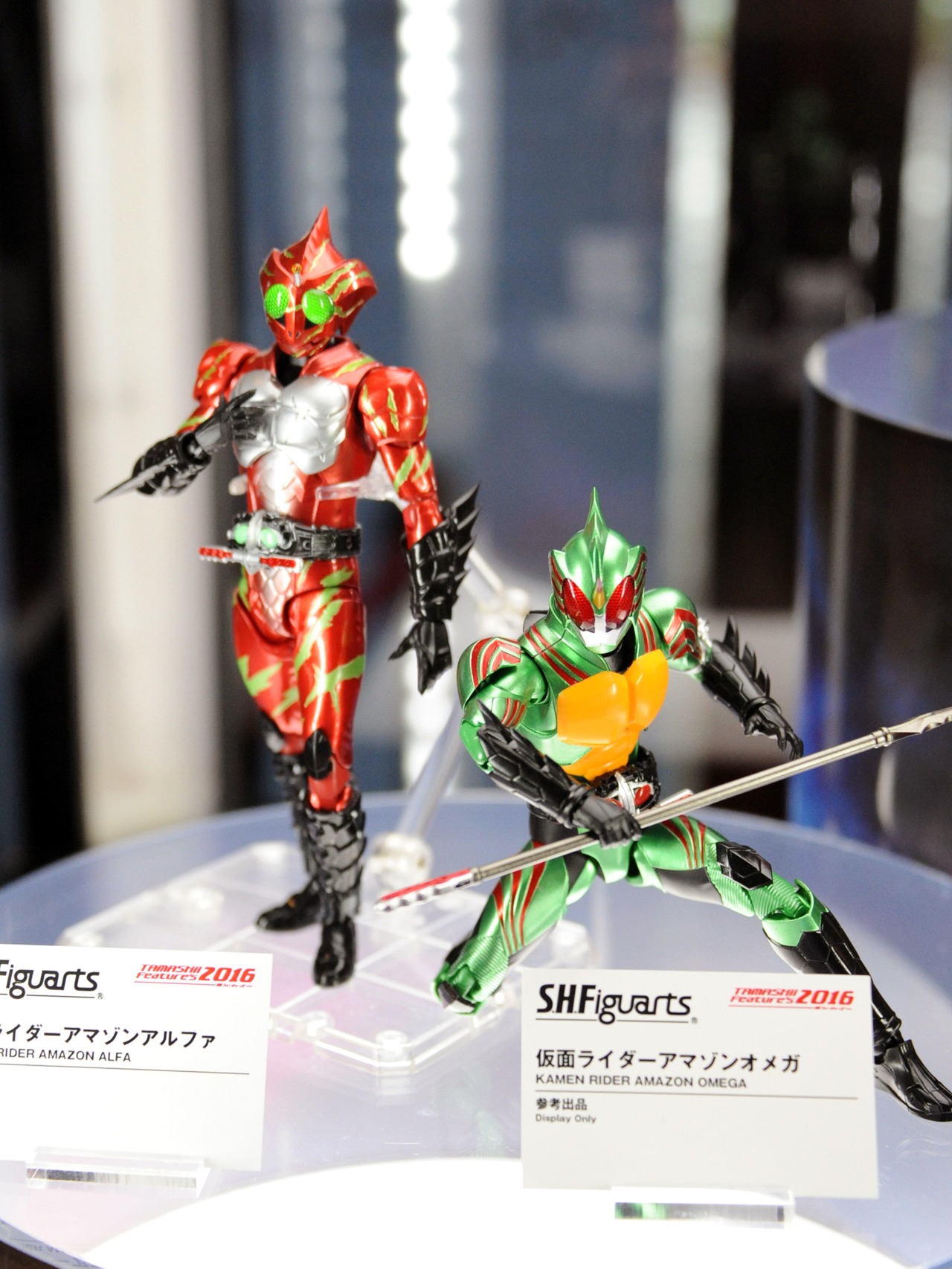 （左から）「S.H.Figuarts 仮面ライダーアマゾンアルファ」、「S.H.Figuarts 仮面ライダーアマゾンオメガ」