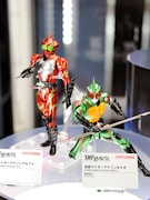 (左から)「S.H.Figuarts 仮面ライダーアマゾンアルファ」、「S.H.Figuarts 仮面ライダーアマゾンオメガ」