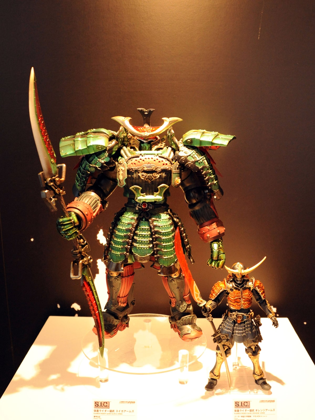 S.I.C. 仮面ライダー鎧武 スイカアームズ」と「S.I.C. 仮面ライダー鎧 