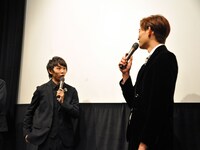 竜星涼（右）に食事の約束を迫られる須賀健太（左）。