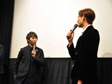 竜星涼（右）に食事の約束を迫られる須賀健太（左）。