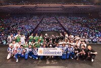 1400回記念公演ということで、終演後にはゲストの小越勇輝、和田琢磨、上田悠介を交えて記念撮影が行われた。