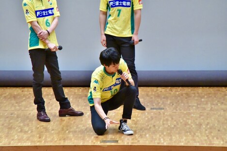 中村誠治郎に罰ゲームを説明する馬場良馬。