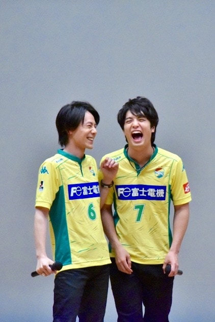 左から根本正勝、中村優一。