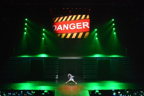 「マムシ」では、海堂薫が腰をくねらせるたびに黄色い悲鳴が客席から上がる。