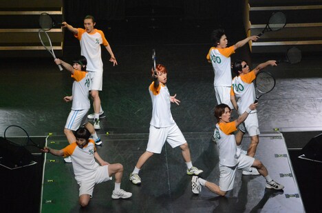 「100％の心」にて、特製Tシャツを着て歌う山吹メンバー。