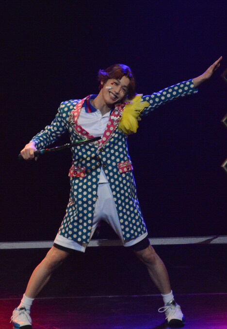 アイドルさながら、すっかり充電完了して「チャージアップ」を歌い上げる菊丸英二。