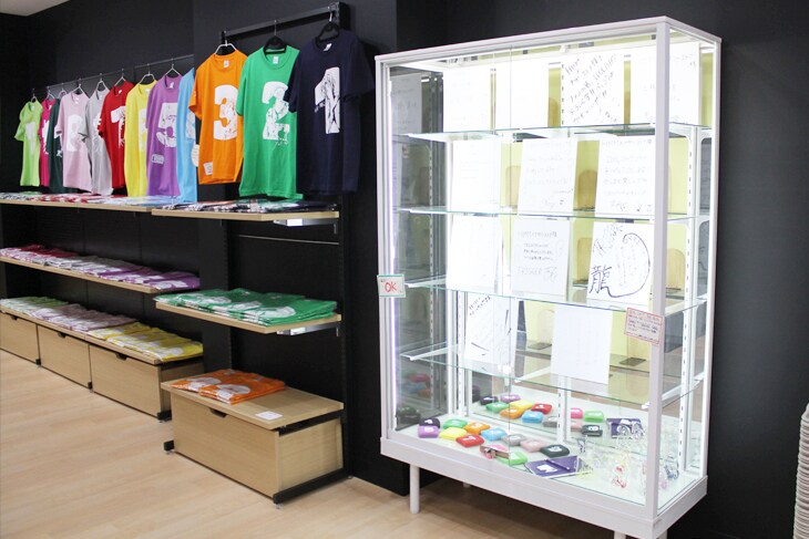 色紙が飾られている「アイドリッシュセブン」コーナーの様子。