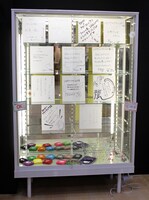 「アイドリッシュセブン」コーナーに飾られている色紙。