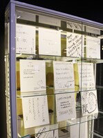 「アイドリッシュセブン」コーナーに飾られている色紙。