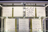 「アイドリッシュセブン」コーナーに飾られている色紙。