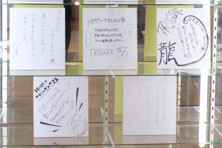 「アイドリッシュセブン」コーナーに飾られている色紙。