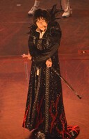 観月はじめ。「マリオネット」では豪華な衣装で聖ルドルフメンバーを操るも、そこに不二周助が現れ……。