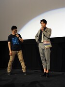 （左から）あんど慶周、鈴木亮平。