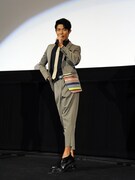 腰の重要性について実演する鈴木亮平。