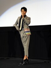 腰の重要性について実演する鈴木亮平。