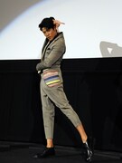 「ビューティフルスタイル」を披露する鈴木亮平。