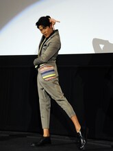 「ビューティフルスタイル」を披露する鈴木亮平。