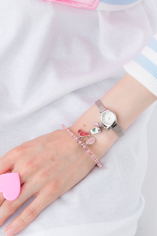 「おそ松さん」トド松モデルの腕時計＆ブレスレット着用例。