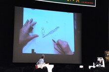 手塚治虫の影の描き方を説明する浦沢直樹。