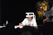 イラストを描くしりあがり寿。