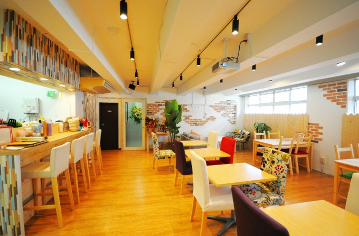 エミココカフェの店内風景。