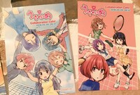 グッズを1000円以上購入した人にプレゼントされるポストカード全4種より。