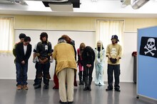 キャスト、スタッフに一礼する松本零士。