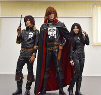 （左から）台羽正役の鈴木勤、ハーロック役の林野健志、波野静香役の伊藤えみ。