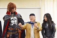 フォトセッションの最中、松本がハーロックの持つ銃に関して解説を始める一幕も。