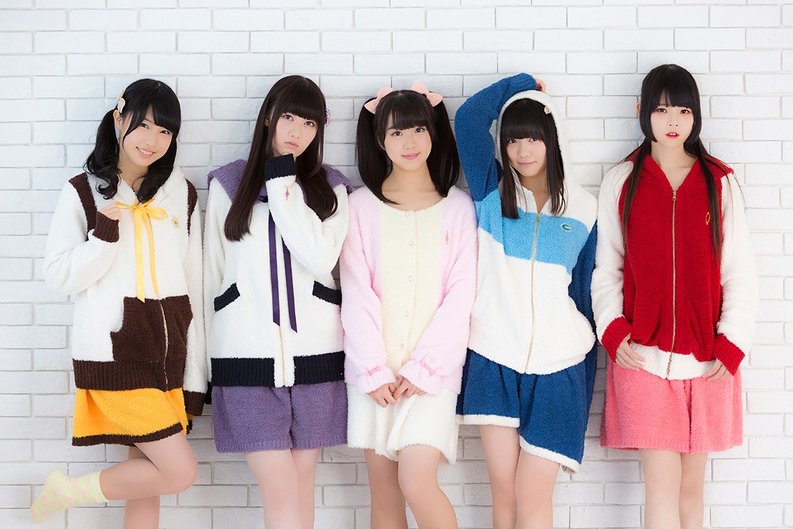 「魔法少女まどか☆マギカ」コラボルームウェアの着用例。