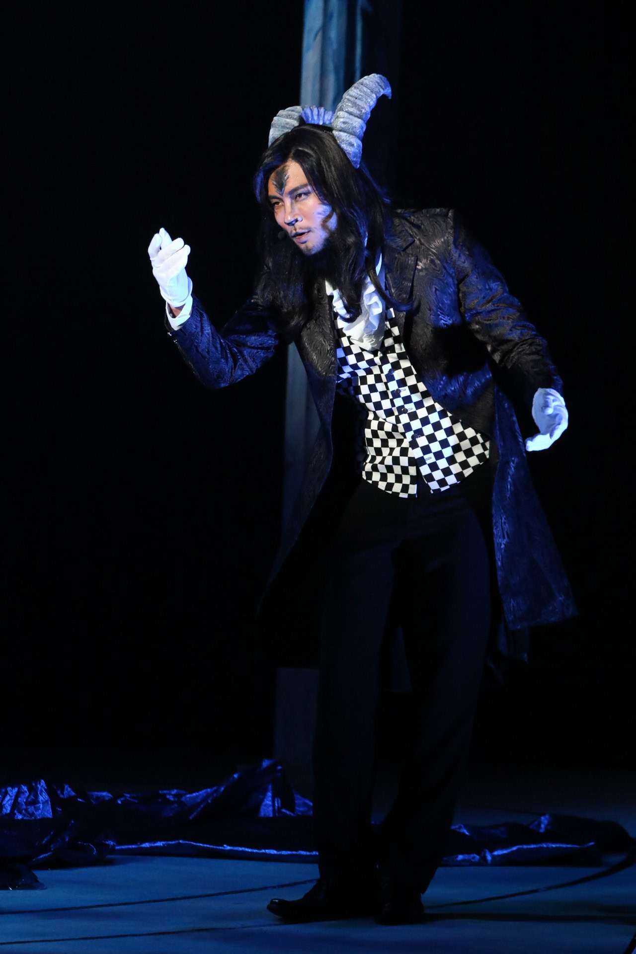 KEN演じるバフォメット。（カメラマン：鏡田 伸幸・岩田えり）
