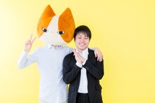 猫田とNON STYLE井上裕介のツーショット写真。(c)大詩りえ/集英社