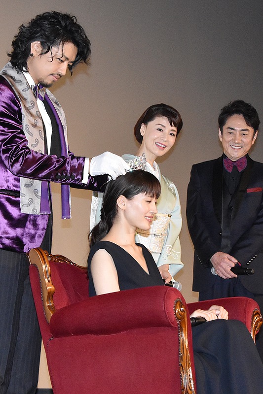 舞台挨拶の様子。3億円相当のティアラを斎藤工（左端）が綾瀬はるか（中央下）にセットする。