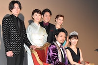 舞台挨拶の様子。上段左から間宮祥太朗、大地真央、市村正親、水原希子。下段左から斎藤工、綾瀬はるか。