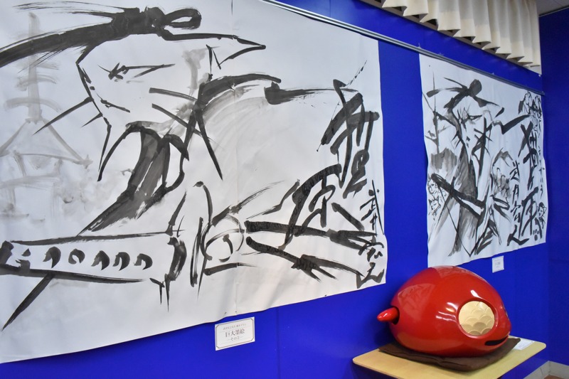 「猫ヶ原」の巨大墨絵と「よりティブ」。
