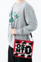 「おそ松さん」サガラ刺繍ショルダーポーチのおそ松モデル。